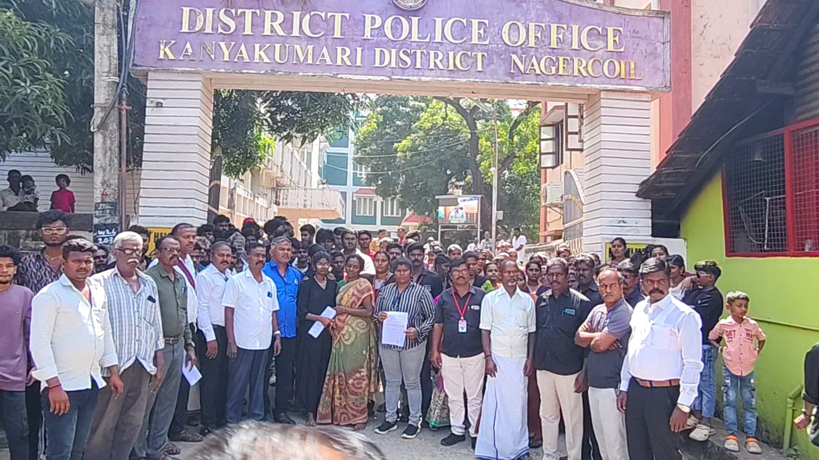 மாணவி தற்கொலை  - உறவினர்கள் போராட்டம் - பதற்றம் ! 