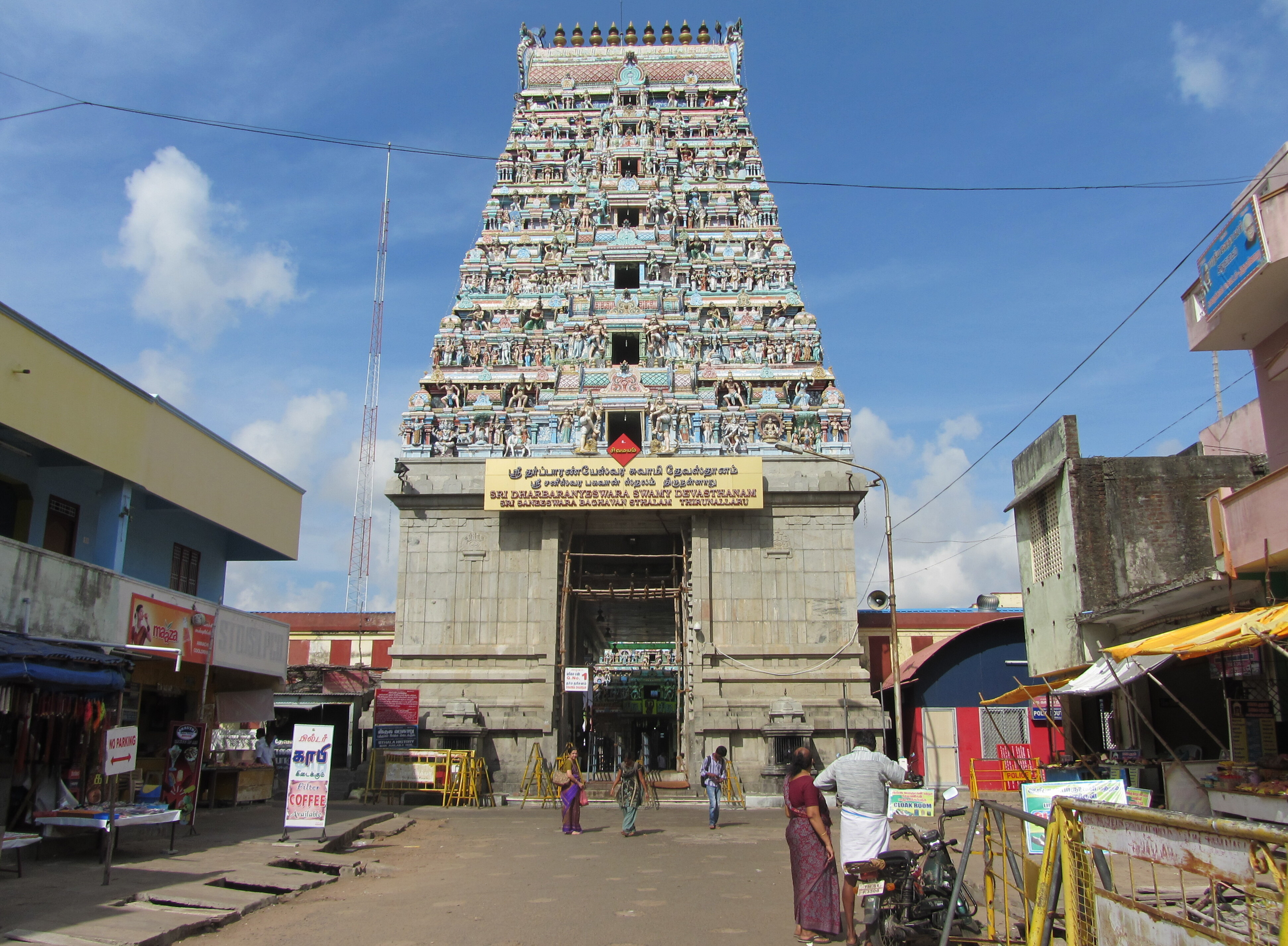 நீண்ட வரிசையில் காத்திருந்த பக்தர்கள்...! என்ன சிறப்பு தெரியுமா...?