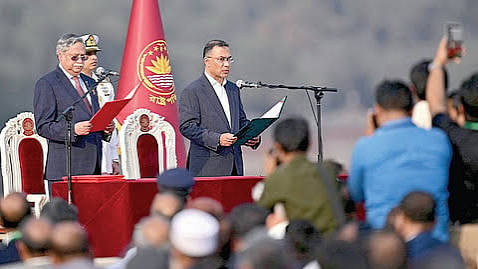 புதிய சகாப்தம்.., தாரிக் ரஹ்மான் பிரதமராகப் பதவியேற்பு; இடைக்கால அரசு கலைப்பு...!