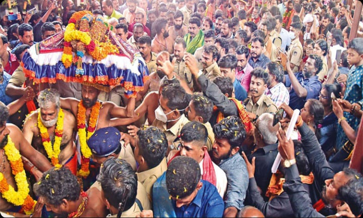 சபரிமலை மகர விளக்கு  - திருவாபரண பெட்டி புறப்பாடு  ;