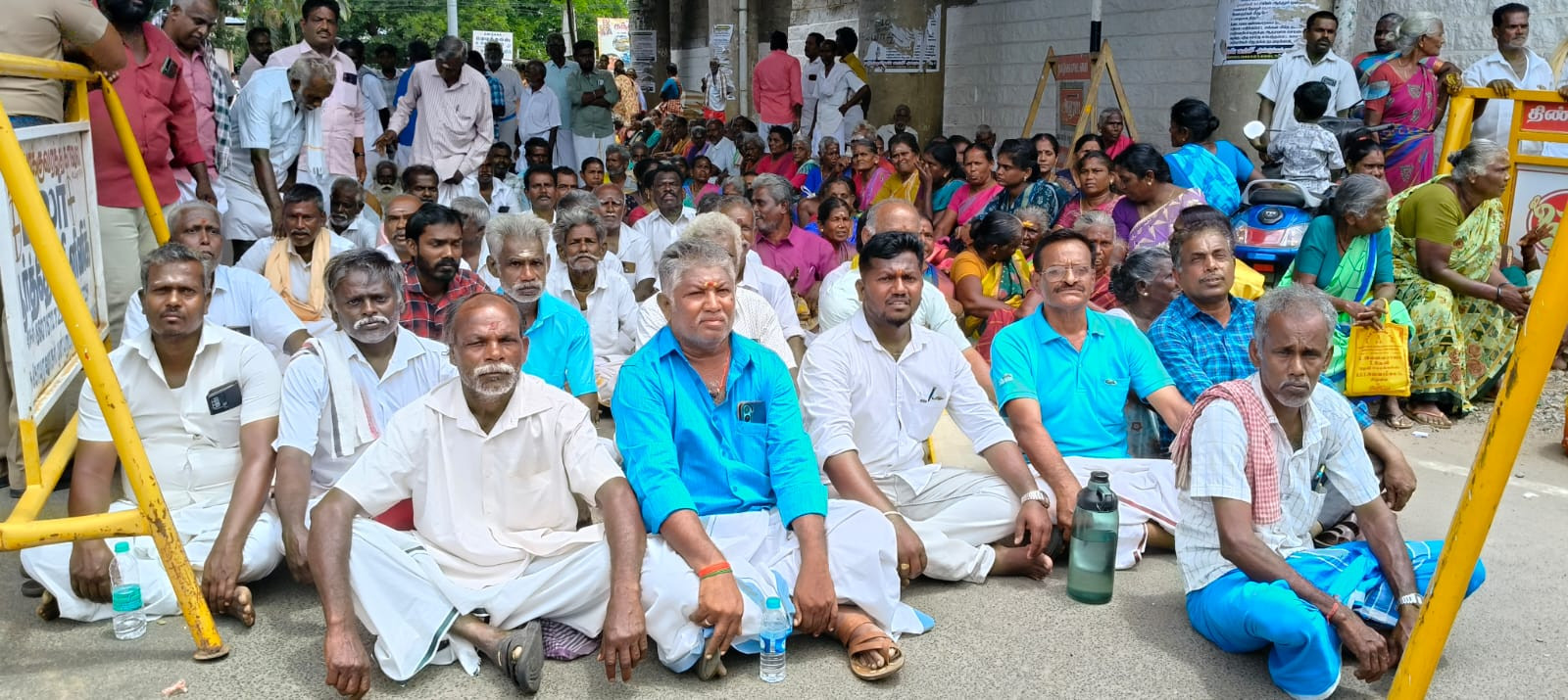 கலெக்டர் அலுவலகத்தில் திடீர் சாலை மறியல்...! 500-க்கும் மேற்பட்டோர் மனு...!
