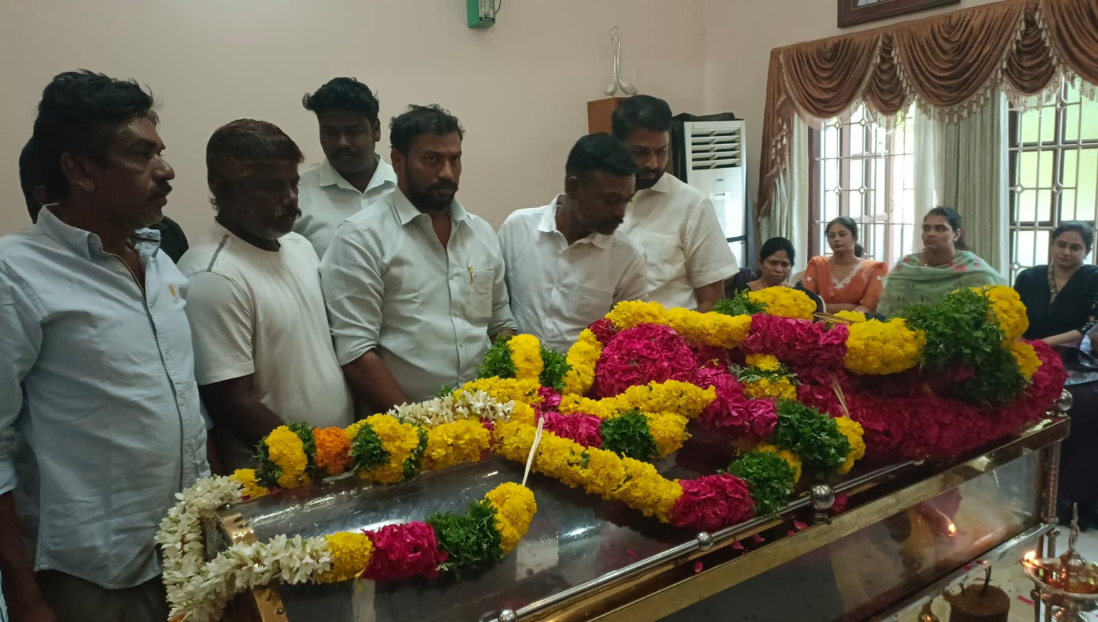 வி கருப்பணசாமி பாண்டியன் அவர்களுக்கு பந்தல் ராஜா அஞ்சலி செலுத்தினார்.