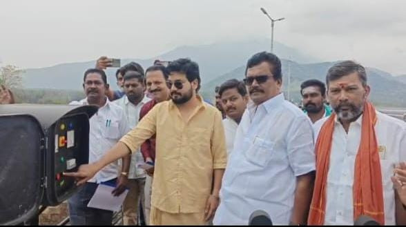 மஞ்சளார் அணை  - பாசனத்திற்கு தண்ணீர் திறந்த தேனி கலெக்டர் ரஞ்ஜீத்சிங் ;