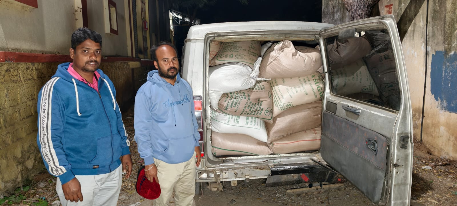 ரேஷன் அரிசி கடத்தல்  - வாகனம் பறிமுதல் - தப்பி ஓடிய கடத்தல் காரர்களுக்கு போலீஸ் வலைவீச்சு.! 