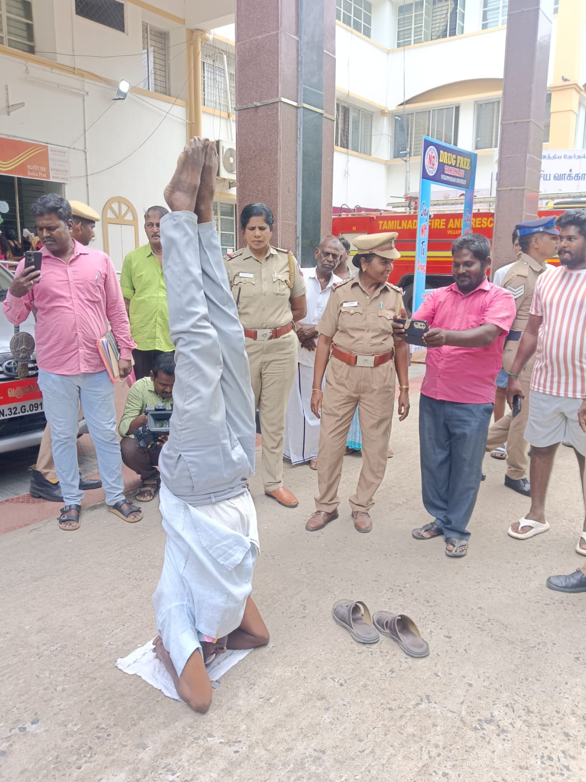 கலெக்டர் அலுவலகத்தில் நூதன போராட்டம்...! பெரும் பரபரப்பு..!