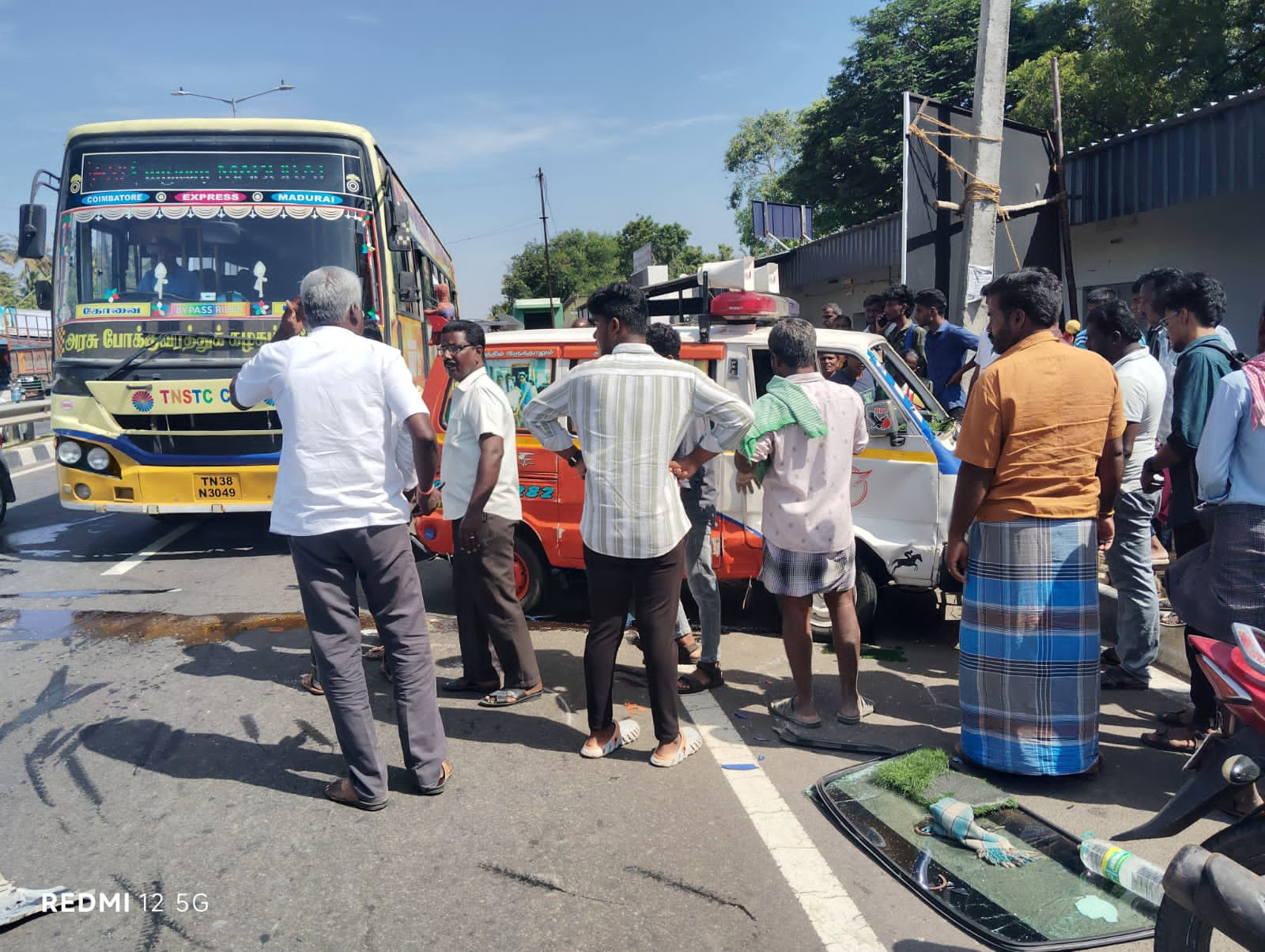 ஆம்புலன்ஸ்...! கார் மோதி விபத்து...! பெரும் அசம்பாவிதம் தவிர்ப்பு...!
