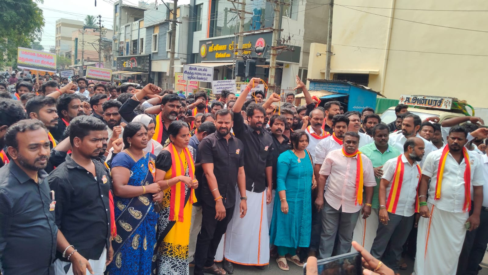 மதுக்கடைக்கு எதிராக தாலிக்கயிறுடன் களமிறங்கிய த வெ க வினர்...!!!கும்பகோணத்தில் பரபரப்பு...!!!