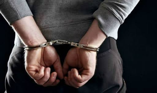 4 பேர் கைது...! 700 மது பாட்டில்கள் பறிமுதல்..! திடுக்கிடும் தகவல்...!